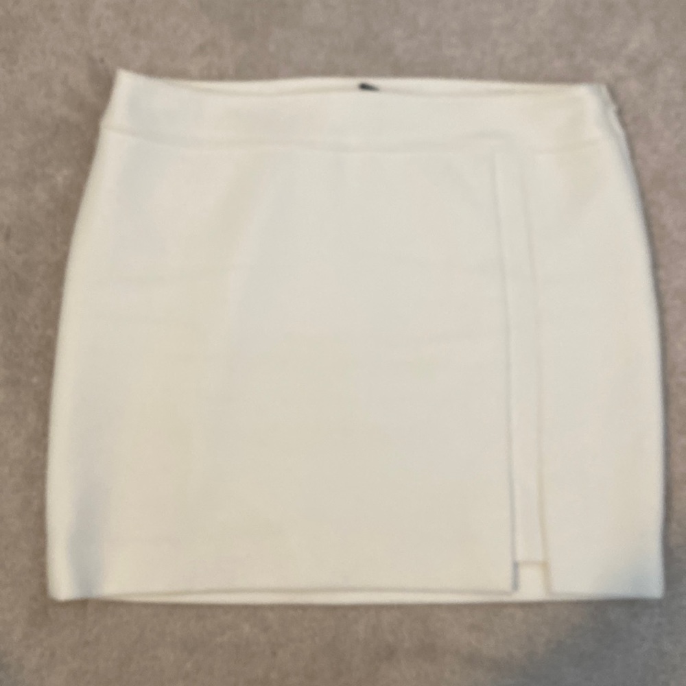 WHBM 14 winter white fully lined skit.